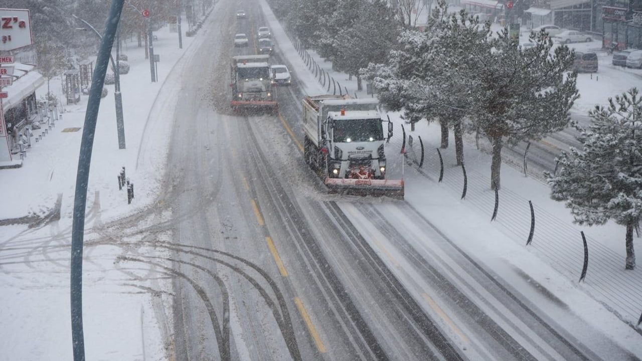 Niğde'de 24 Saat Kesintisiz Karla Mücadele: Ulaşıma Engel Oluşmadı