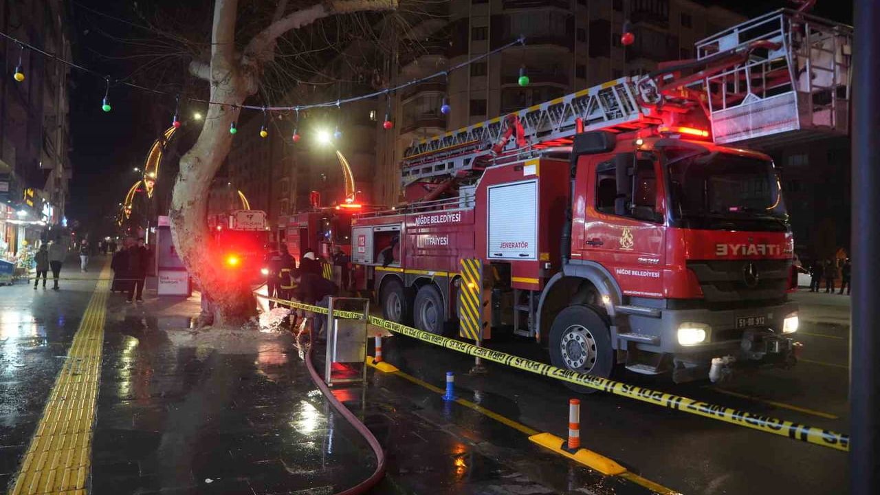 Niğde'de 3. kat ofiste yangın söndürüldü; 3 kişi dumandan etkilendi