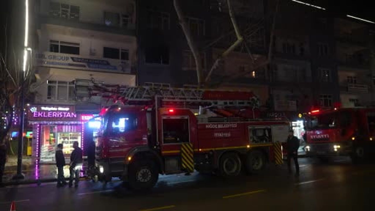 Niğde'de 3’üncü kat ofiste yangın: 3 kişi dumandan etkilendi
