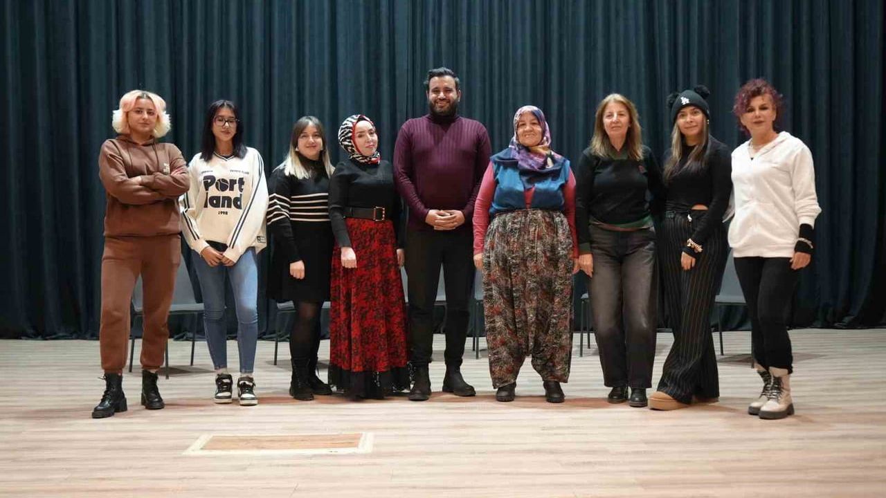 Niğde'de çocukları için tiyatroya başlayan 57 yaşındaki Kadriye Şenel dizi setine uzandı