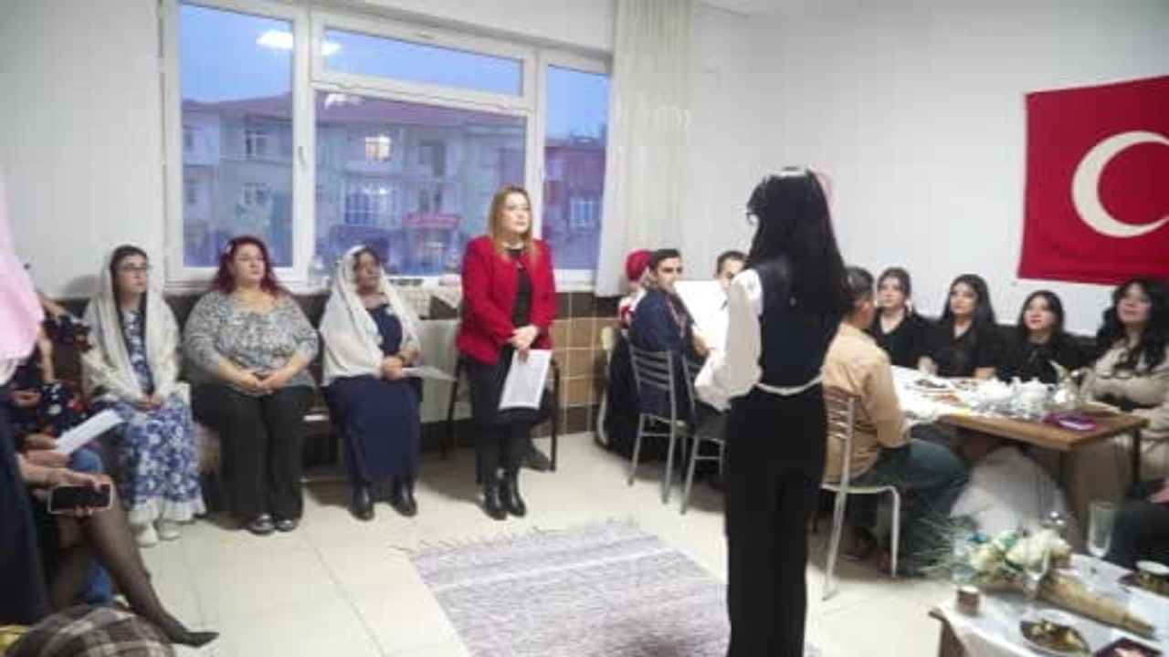 Niğde Halk Eğitim Merkezi'nin drama kursu katılımcılara özgüven ve iletişim kazandırıyor