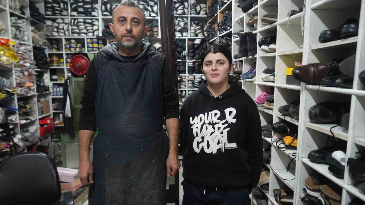Niğde’nin tek kadın ayakkabı tamircisi: 16 yaşındaki Esra Dinç’in azmi ve hedefi