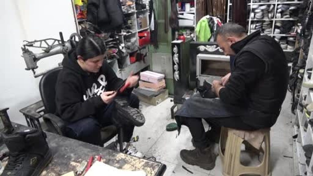 Niğde'nin tek kadın ayakkabı tamircisi Esra Dinç, meslekte ısrarıyla önyargıları kırıyor