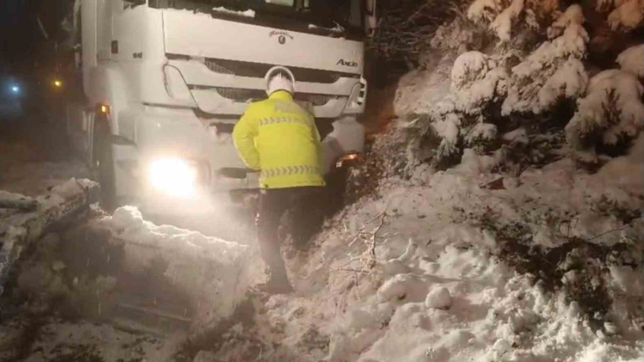 Niksar'da D850 kara yolu tırın makaslamasıyla ulaşıma kapandı