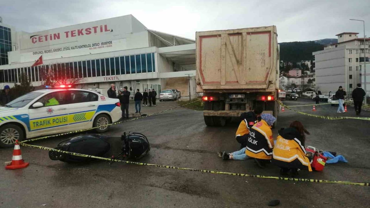 Niksar'da kamyonla çarpışan 19 yaşındaki motosiklet sürücüsü hayatını kaybetti