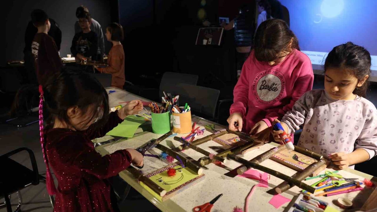 Nilüfer Belediyesi atölyesinde çocuklar Dr. Hüseyin Parkan Sanlıkol Müzik Enstrümanları Müzesi’nde liri tasarladı