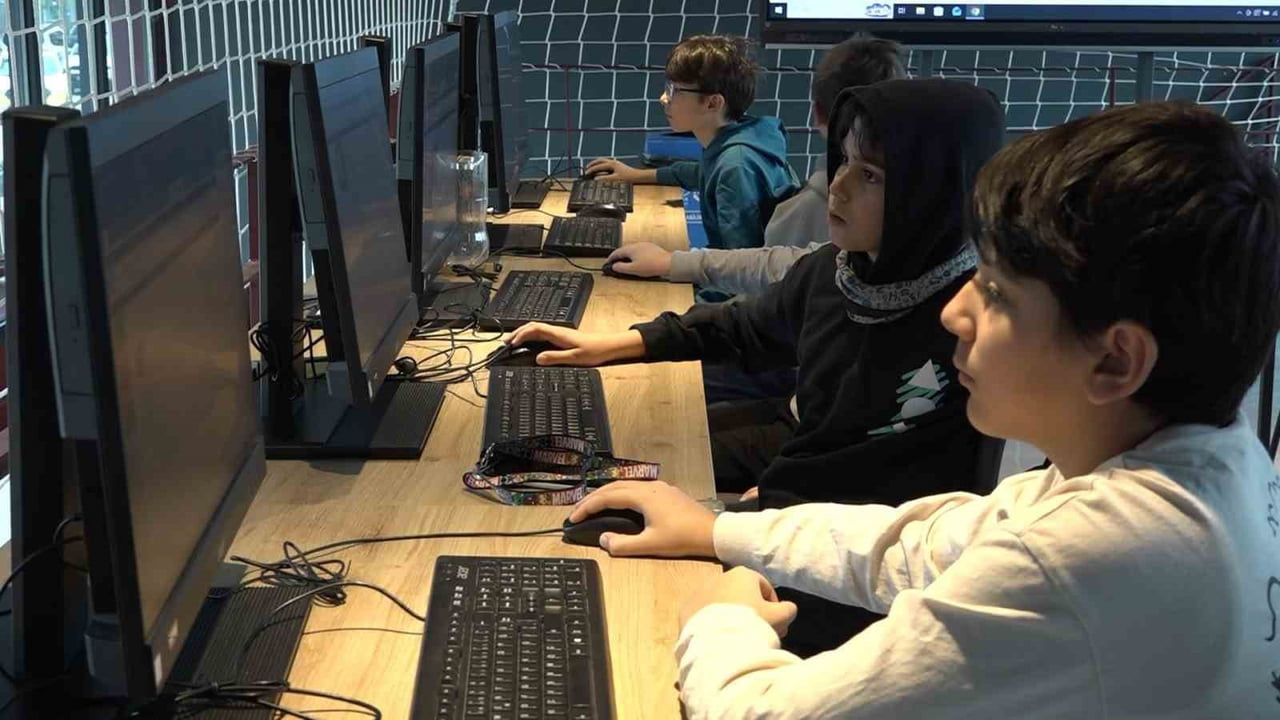 Nilüfer'de Karne Tatilinde Çocuklar Oyun, Kodlama ve Bilimle Gelişiyor