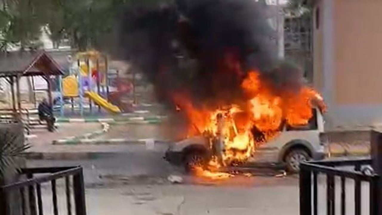 Nizip’te park halindeki ticari araç alev aldı