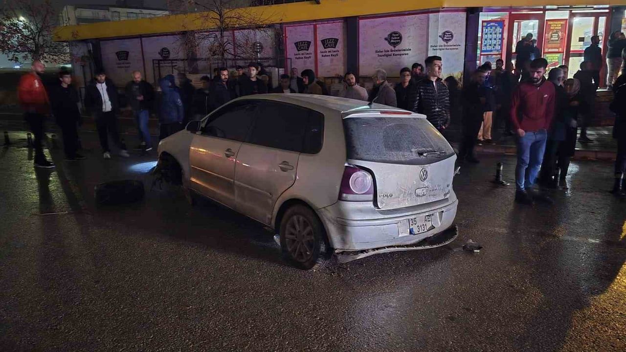 Nizip’te yağış sonrası çöken yolda otomobil direğe çarptı: 3 yaralı