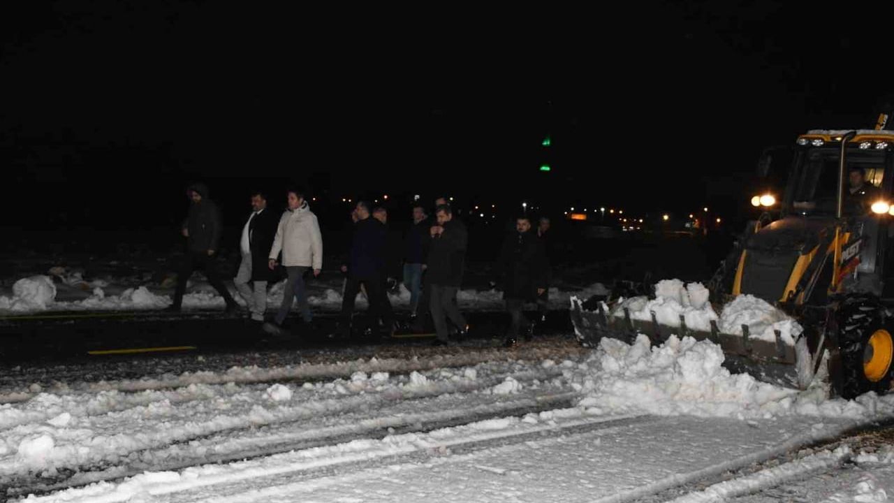 Nusaybin'de Kaymakam Evren Çakır karla mücadele çalışmalarını yerinde inceledi