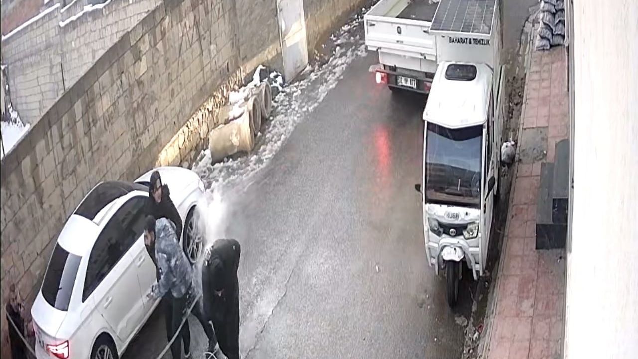 Nusaybin'de kopan elektrik teli gençlerin üzerine düştü; yaralanma olmadı