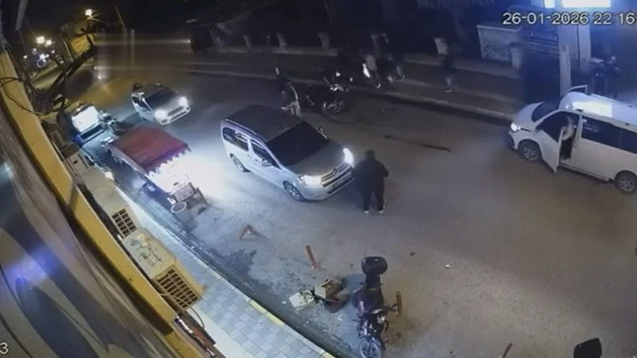 Nusaybin'de motosiklet çarpışması: 3 kişi ağır yaralandı, kaza güvenlik kamerasında