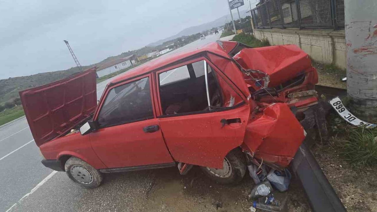 Ödemiş-Kiraz yolunda kaza: Kontrolden çıkan otomobil betona çarptı, 2 yaralı