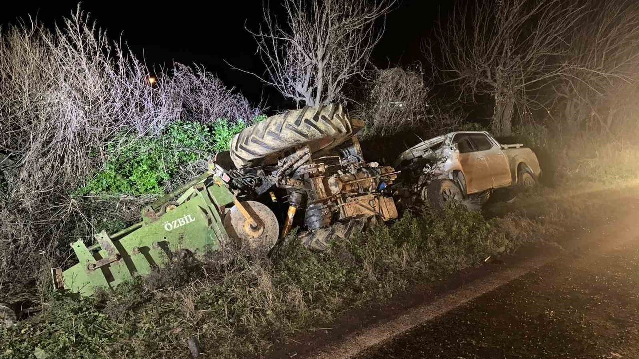 Ödemiş'te hatalı sollama iddiası: Pikap traktöre arkadan çarptı, 2 yaralı