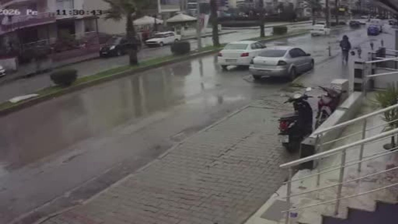 Ödemiş’te kontrolden çıkan otomobil apartman bahçesine girdi: 1’i ağır, 6 yaralı