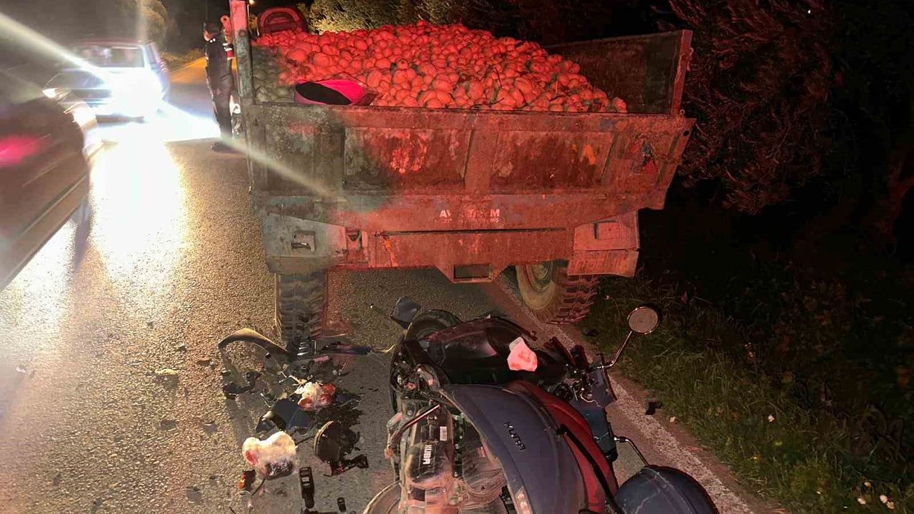 Ödemiş’te traktör römorkuna çarpan motosiklet sürücüsü ağır yaralandı