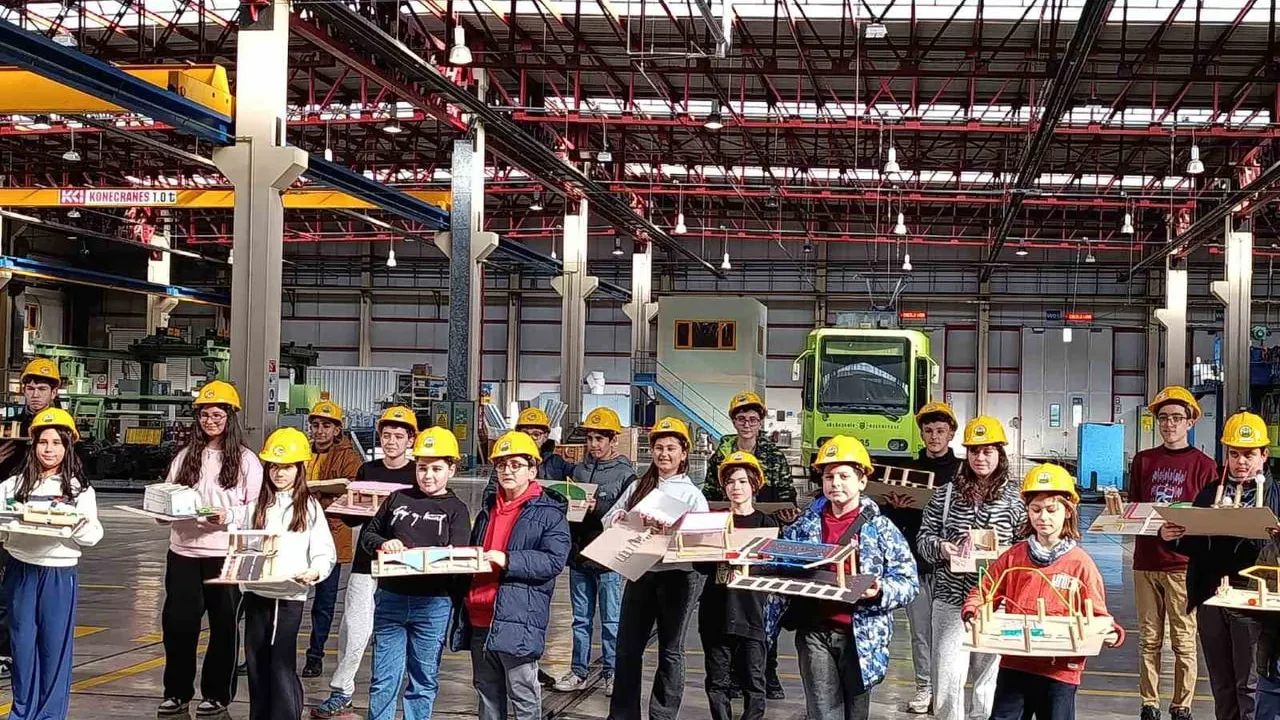 Öğrenciler BURULAŞ’ta raylı sistemleri ve otobüs bakım süreçlerini yerinde gözlemledi
