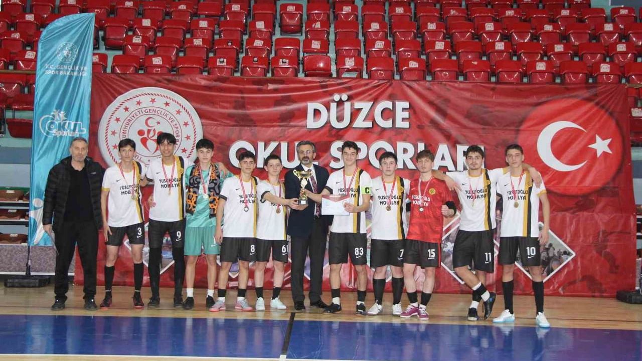Okul Sporları Genç Erkekler Futsal Müsabakaları Sona Erdi — Düzce Fen ve Teknoloji Hafız AİHL Şampiyon