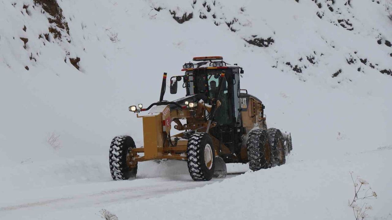 Oltu'da 65 mahalle yolunun ulaşıma açılması için karla mücadele çalışmaları sürüyor