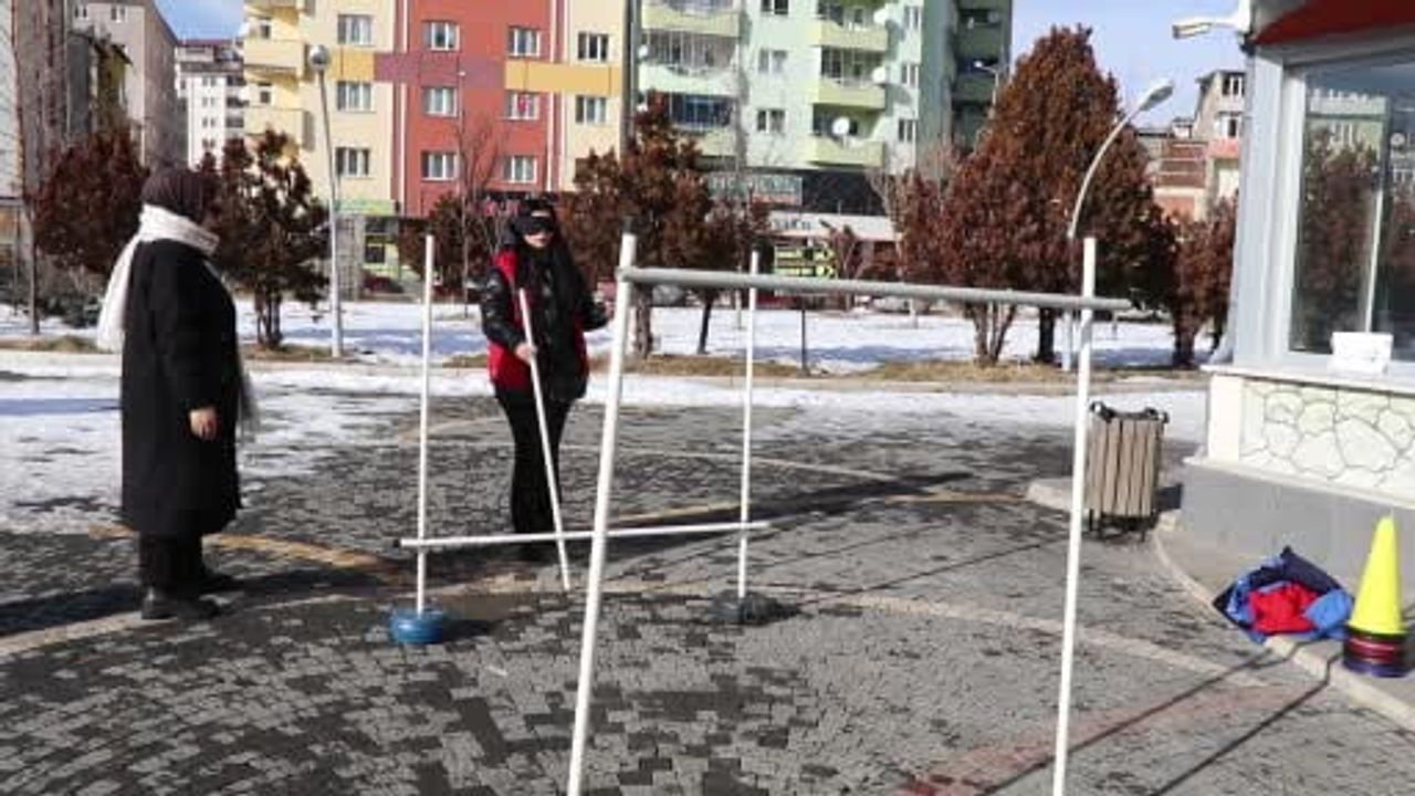 Oltu'da Beyaz Baston Haftası etkinliği: Vatandaşlar görme engelliliğin zorluklarını deneyimledi