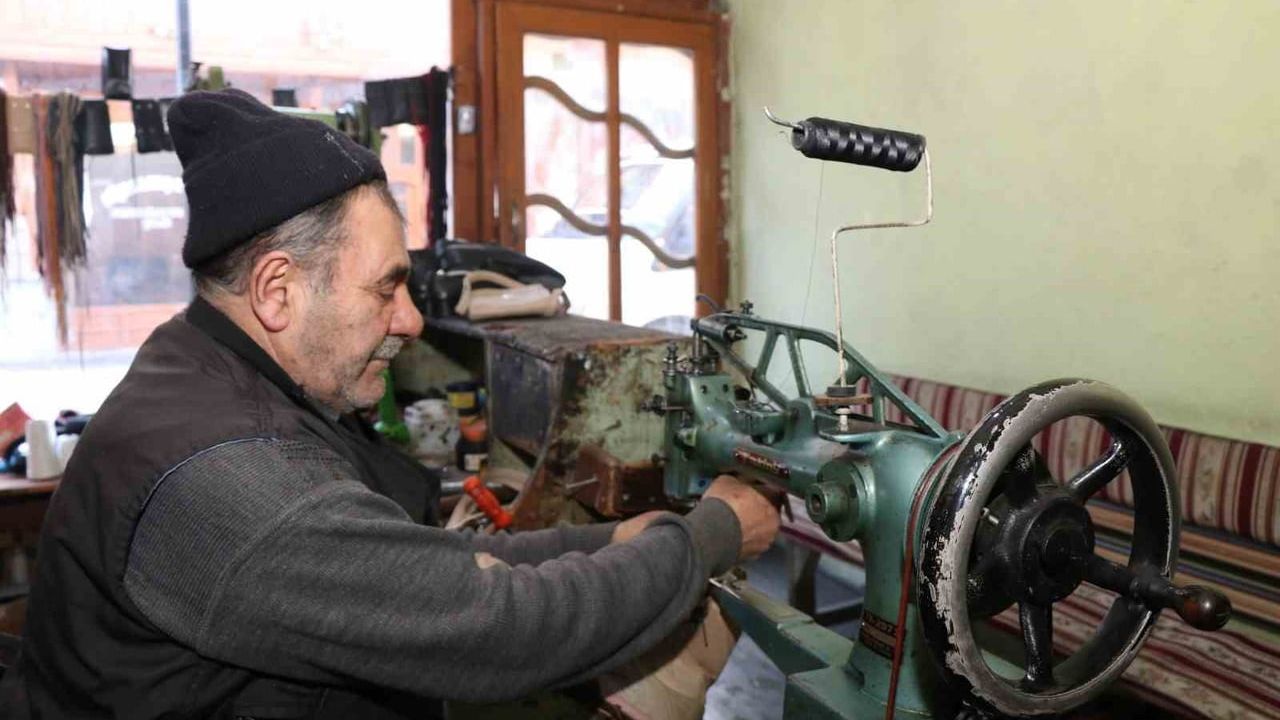 Oltu'da kışla birlikte ayakkabı tamircilerinin işleri hareketlendi