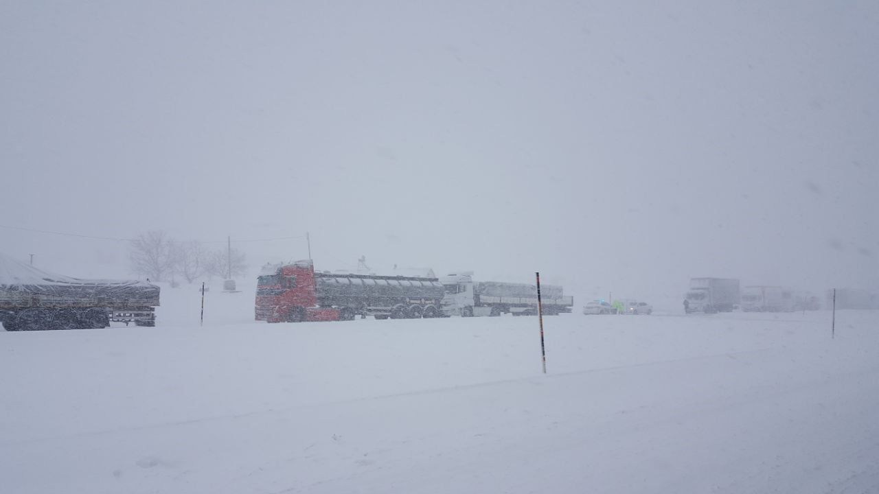 Olumsuz hava nedeniyle Erzincan-Kemaliye ve Arapgir yolları ağır tonajlı araçlara kapatıldı