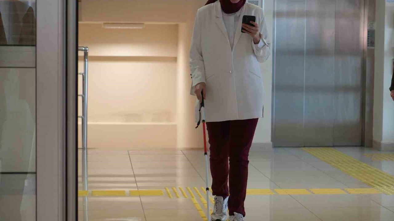 OMÜ'nün Yapay Zekâ Görme Engelli Asistanı sayesinde öğrenci Seda Arslan ilk kez tek başına kantine gidebildi