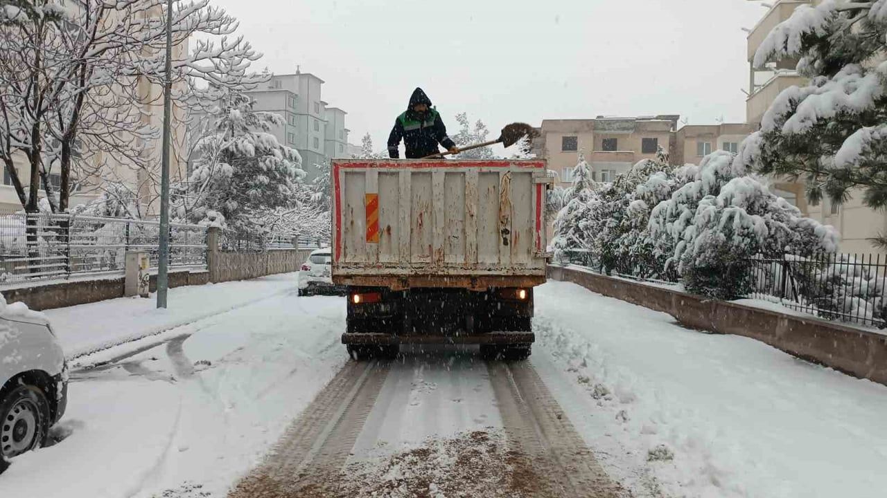 Onikişubat Belediyesi karla mücadelede 60 iş makinesi ve 150 personelle sahada