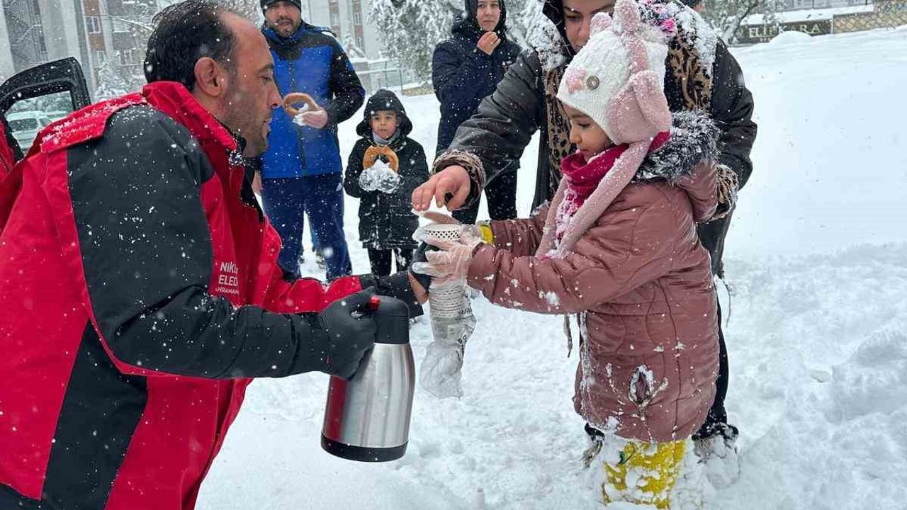 Onikişubat'ta soğuğa karşı sıcak dayanışma: Belediye ekiplerinden çay ve simit ikramı