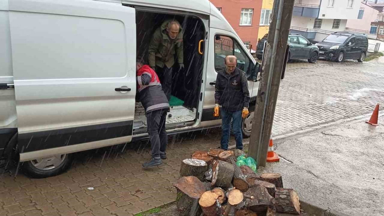 Ordu'da İhtiyaç Sahiplerine Her Gün Sıcak Yemek ve Yakacak Desteği