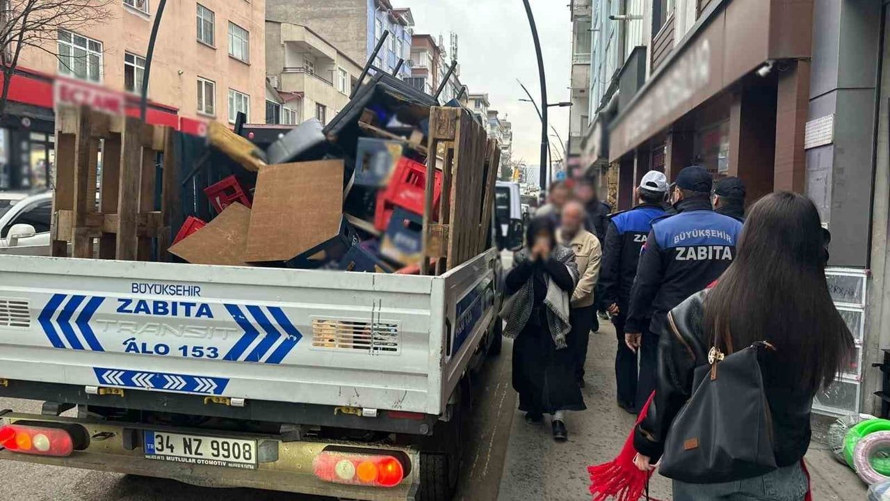 Ordu'da kaldırım işgali kaldırıldı: Zabıta ekipleri malzemeleri topladı