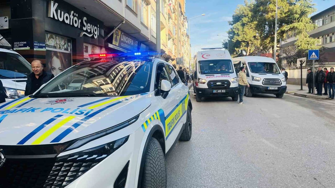 Ordu’nun Ünye ilçesinde motosikletin çarptığı yaya ile sürücü yaralandı