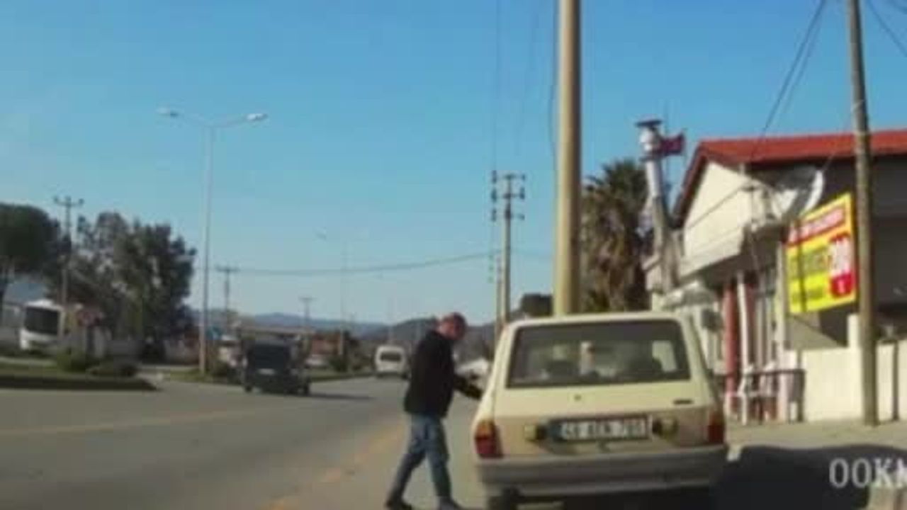 Ortaca'da 'U' dönüşü yapan otomobil ile ticari araç çarpıştı; araç refüje savrularak takla attı