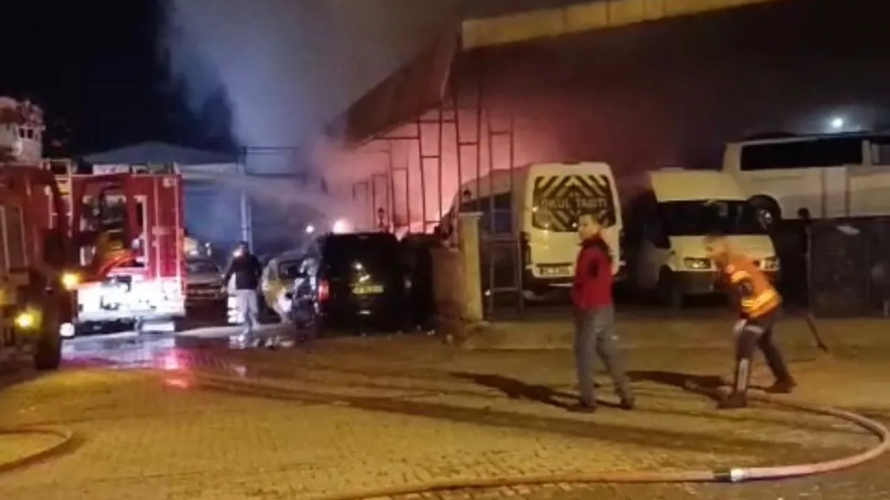 Ortaca Sanayi Sitesi'nde yangın: 1 minibüs kullanılamaz hale geldi, 4 araç ve 1 iş yeri zarar gördü