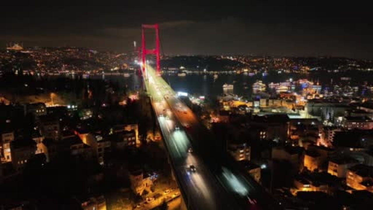 Ortaköy ve 15 Temmuz Şehitler Köprüsü'nde Yeni Yıl Havai Fişek Gösterileri Görüntülendi
