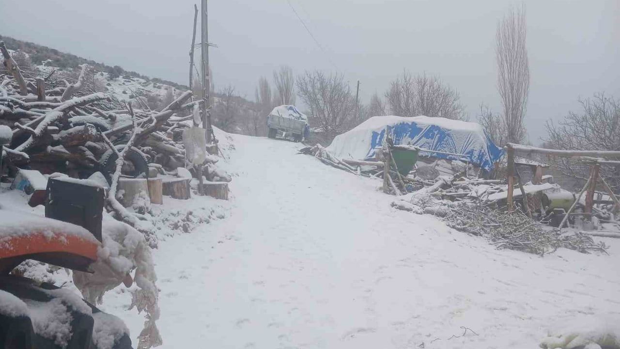 Osmancık'ta lapa lapa kar şehir merkezini beyaza bürüdü
