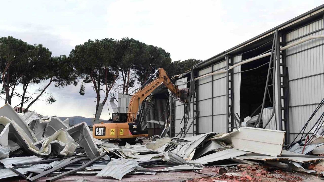 Osmangazi Belediyesi, Demirtaş'taki Tarım Arazisine Yapılan Kaçak Depoların Yıkımını Gerçekleştirdi