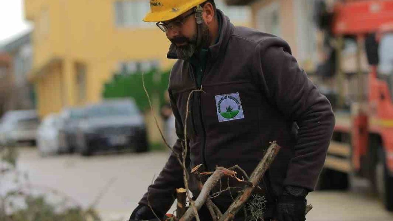 Osmangazi Belediyesi lodos ve sağanakta hızlı müdahale gerçekleştirdi