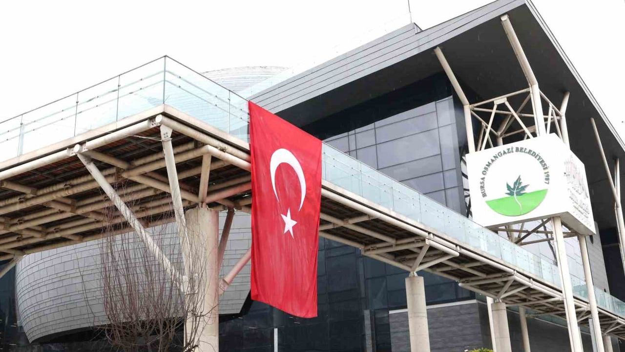 Osmangazi Belediyesi'nden Türk Bayrağına Destek: Hizmet Binaları Bayraklarla Donatıldı