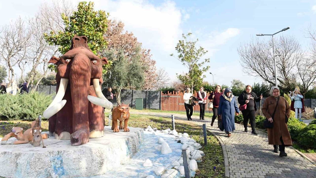 Osmangazi Belediyesi'nin 'Mahallem Geziyor' Beşinci Kültür Turu: Altınova Kadınları Bursa'nın Mirasıyla Buluştu