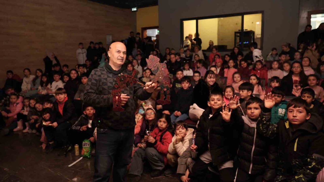 Osmangazi’de 'Karagöz Yolda' Gösterisi: Geleneksel Gölge Oyunu Sömestr Tatilinde Çocuklarla Buluştu