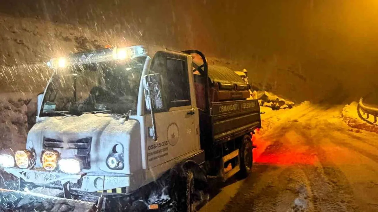 Osmangazi'de Karla Mücadele: Belediye Ekipleri Ulaşımı Güvenli Tutuyor