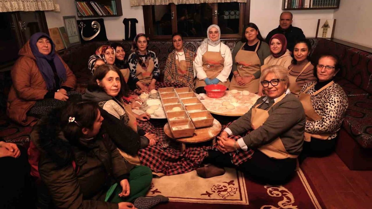 Osmangazi'de Miraç Kandili'nde Somuncu Baba'nın 600 yıllık 'bereket' ekmeği pişirildi