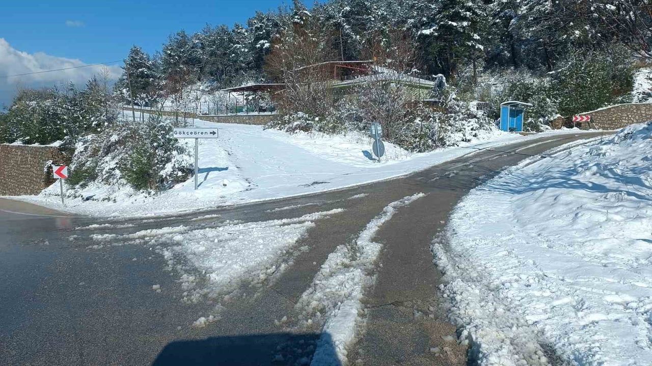 Osmangazi'de Tuzlama Seferberliği: Belediye Ekipleri Karla Mücadeleyi Sürdürüyor