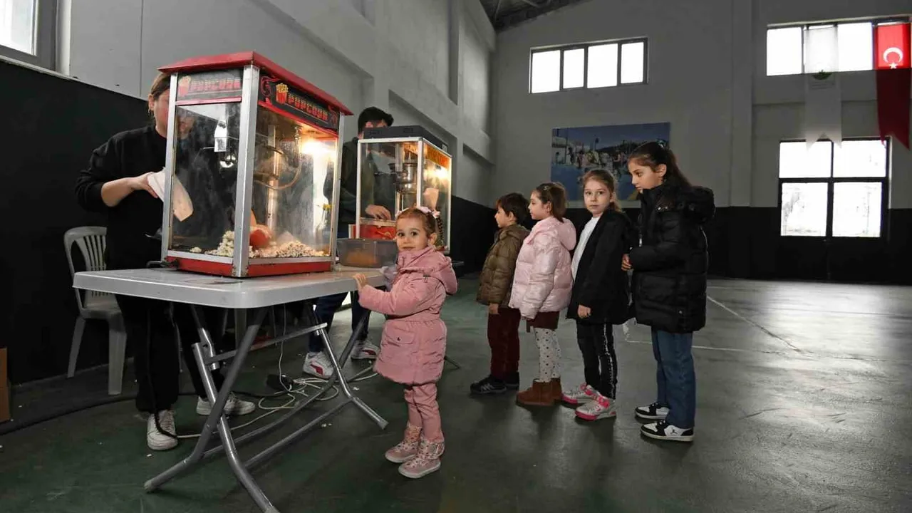 Osmangazi'de yarıyıl tatilinde sinema keyfi: Ertuğrul Sağlam'da 'Kartopu Savaşları 2' gösterimi