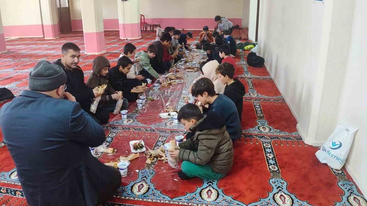 Osmaniye'de 3 günlük cami kampı: Gençlerden Gazze'ye 3 bin 620 lira bağış