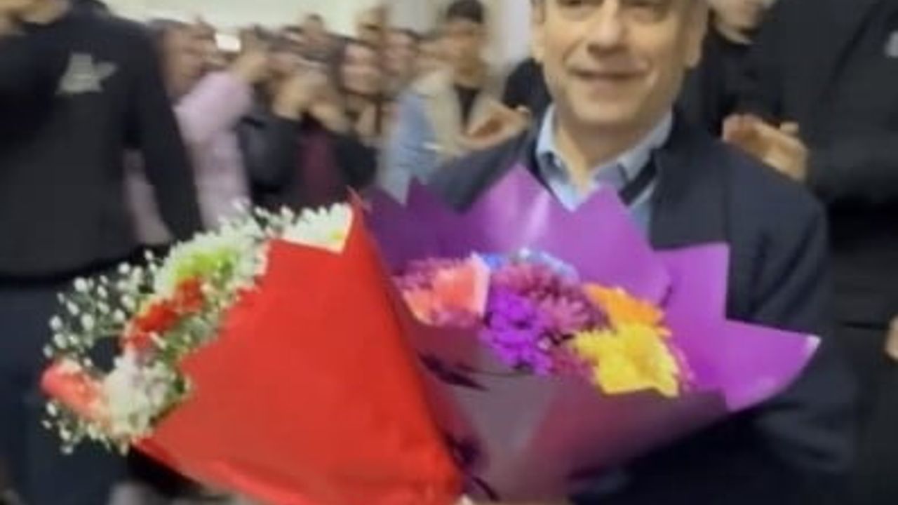 Osmaniye’de 40 yıllık eğitimci Nihat Emelce, öğrencilerinin alkışlarıyla emekliye ayrıldı