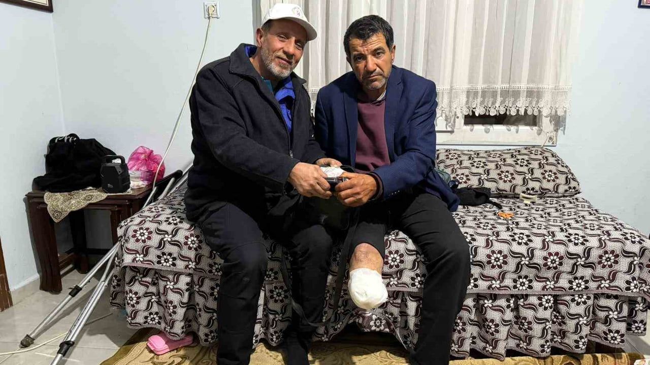 Osmaniye'de belediye personeli, engellinin otomobil için biriktirdiği parayı bulup teslim etti