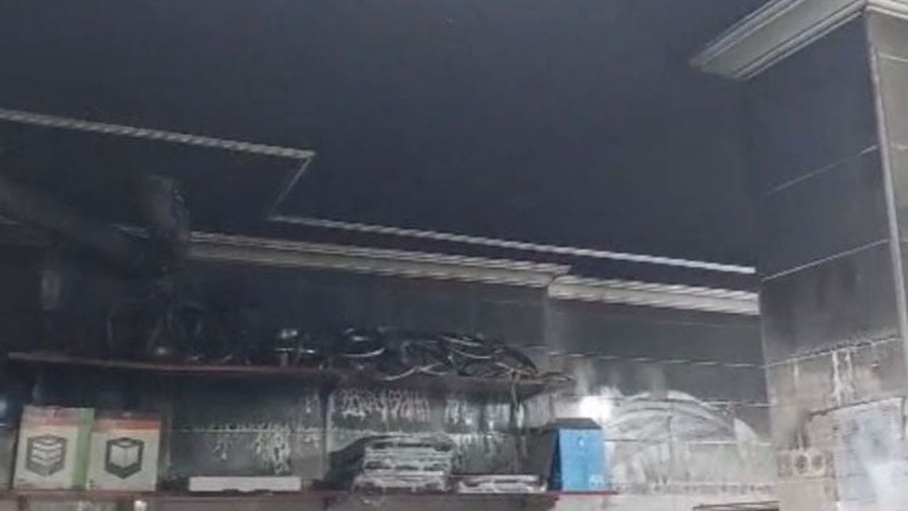 Osmaniye'de elektrikçi dükkanında yangın söndürüldü