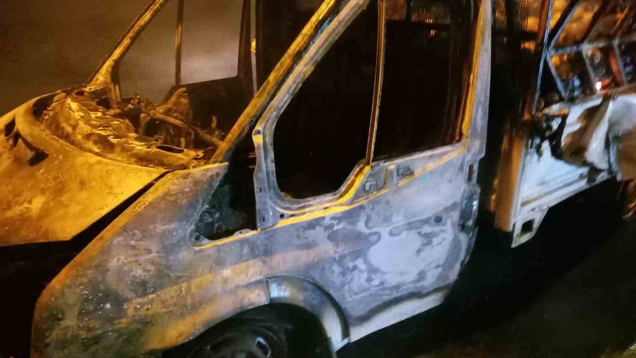 Osmaniye'de mandalina yüklü kamyonette çıkan yangın itfaiye tarafından söndürüldü